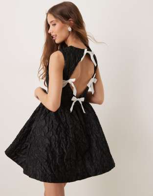 Sister Jane – Victoria – Strukturiertes Jacquard-Minikleid in Schwarz mit Taschen - view 1