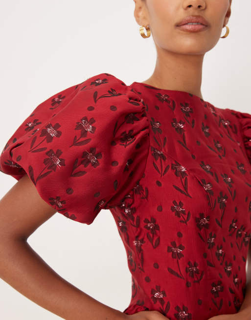 Sister Jane – Vinröd, blommig miniklänning i jacquard med puffärmar, 3 av 4