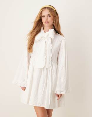Sister Jane x ASOS - Meadow - Minikleid in Weiß mit Lochstickerei und Zierschleife