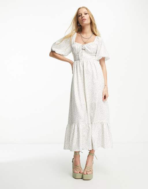 Sisters Of The Tribe – Maxi-Milchmädchenkleid in Weiß mit fliederfarbenem Blümchenmuster, Schlüssellochausschnitt und Spitzenbesatz