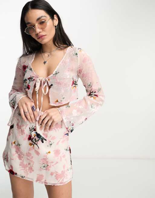 Sisters Of The Tribe - Rød og lyserød croptop lange ærmer, bindebånd og devoré-blomstermønster i velour - Del af sæt