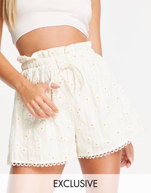 Sisters Of The Tribe – Shorts mit hoher Taille und Blumen-Lochstickerei in Zitronengelb, Kombiteil