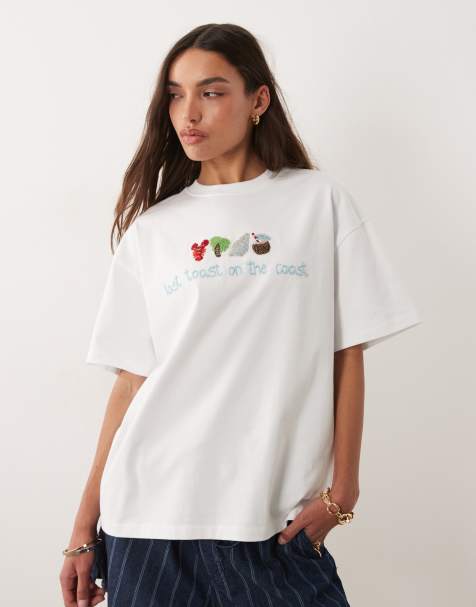 Six Stories - Alt til bruden - Hvid T-shirt med perleudsmykninger og 'Last Toast on the Coast'-tekst - view 1