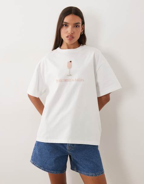 Six Stories Bridal – Biały T-shirt zdobiony koralikami z napisem „Bride Needs A Bellini” - view 1
