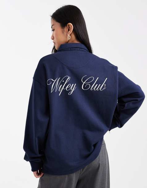 Six Stories - Bridal - Felpa stile polo blu navy con scritta "Wifey Club" sul retro - view 1
