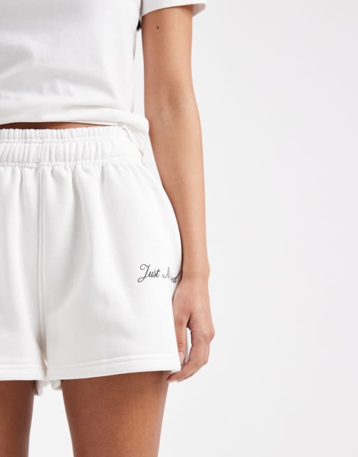 Six Stories – Bridal – Sweat-Shorts in Weiß mit „Just Married“-Schriftzug, Kombiteil, 4 von 5