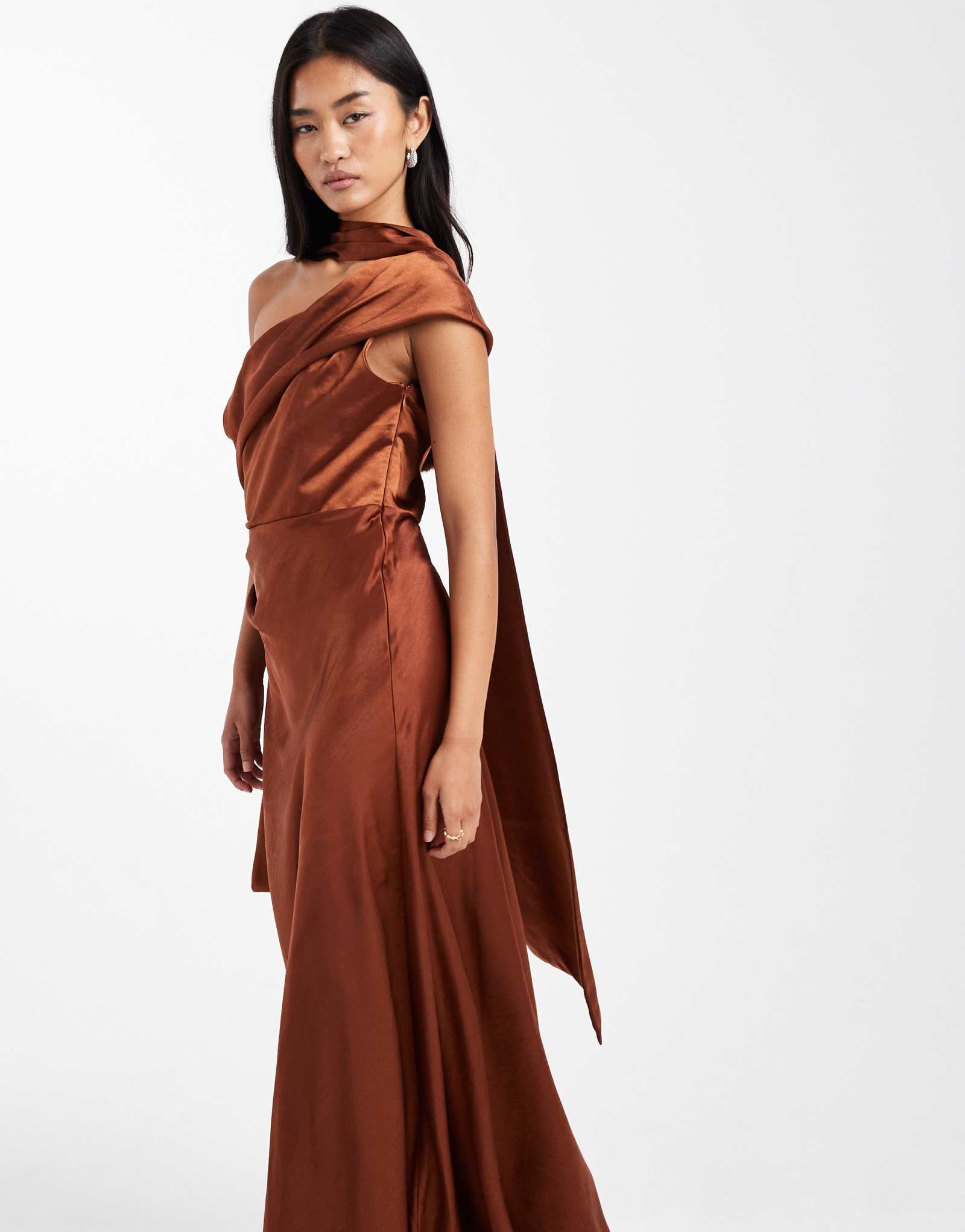 Атласное макси-платье на одно плечо с бантом подружки невесты в шесть этажей цвета ржавчины