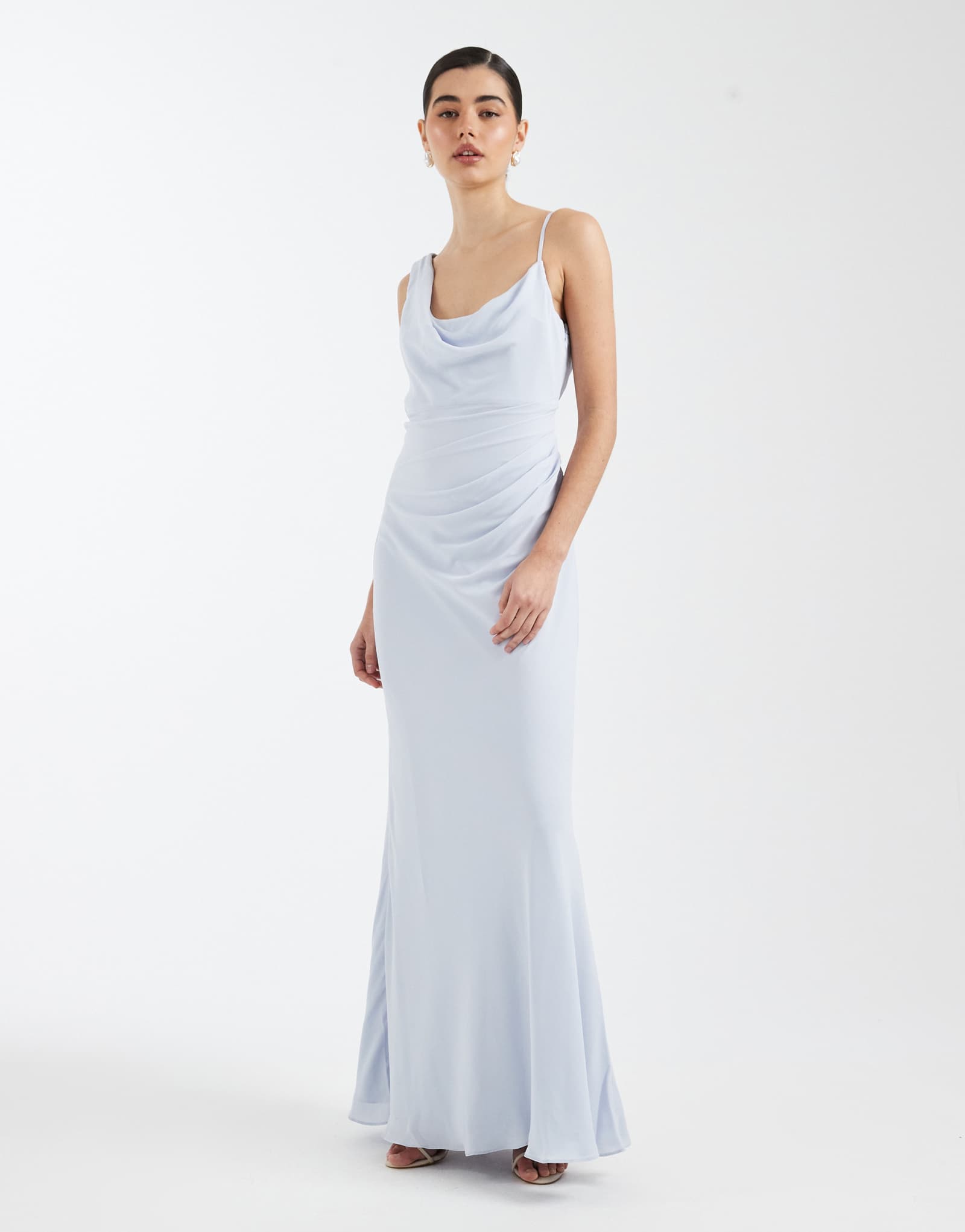 Шестиэтажное макси-платье с асимметричным вырезом-капотом из крепа для подружек невесты бледно-голубого цвета