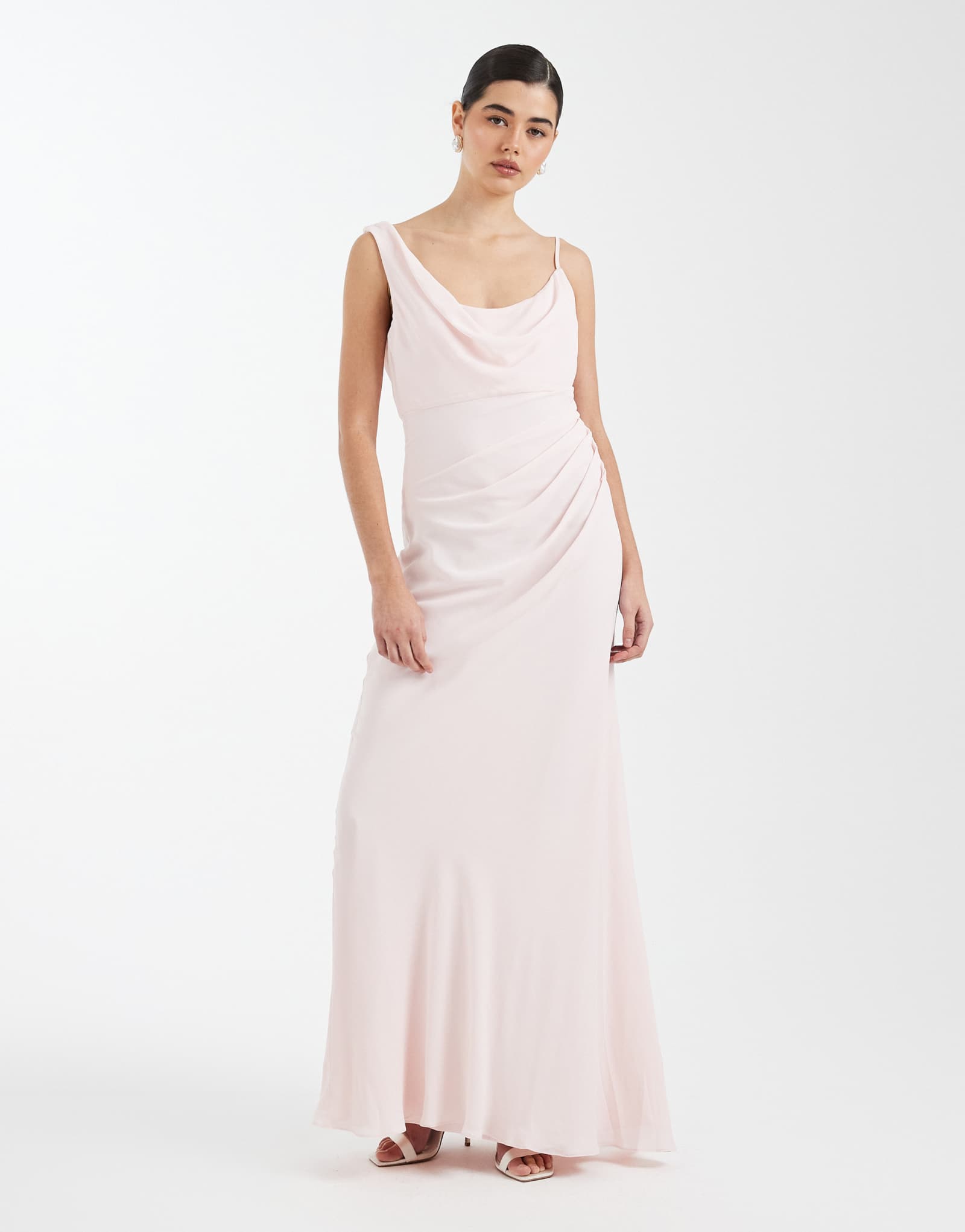 Шестиэтажное макси-платье с асимметричным вырезом-капотом из крепа для подружек невесты нежно-розового цвета