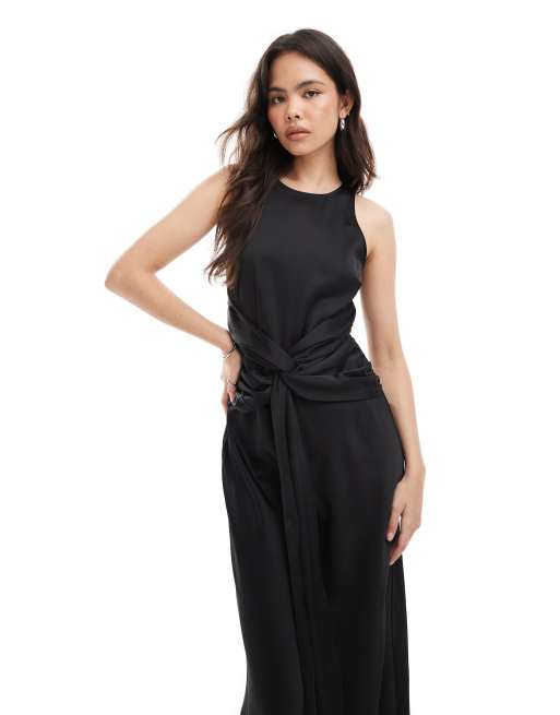 Six Stories – Bridesmaid – Drapiertes Satin-Maxikleid in Schwarz mit geknoteter Vorderseite, 2 von 4