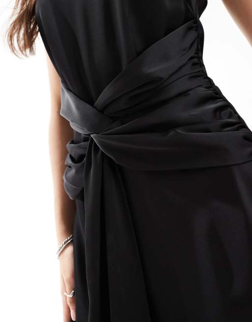 Six Stories – Bridesmaid – Drapiertes Satin-Maxikleid in Schwarz mit geknoteter Vorderseite, 4 von 4