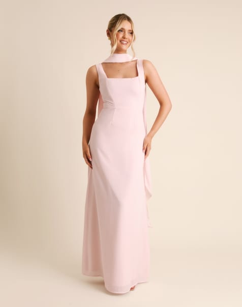 Six Stories – Bridesmaid – Maxikleid aus Crepe in Hellrosa mit eckigem Ausschnitt und Schal am Ausschnitt - view 1