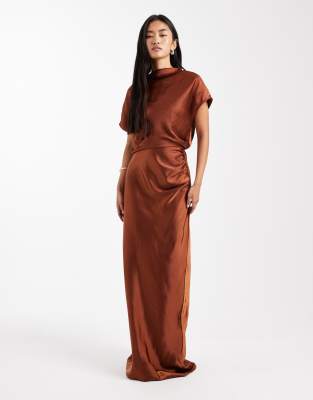 Six Stories - Bridesmaid - Satin-Maxikleid in Rostrot mit Drapierung und Raffung