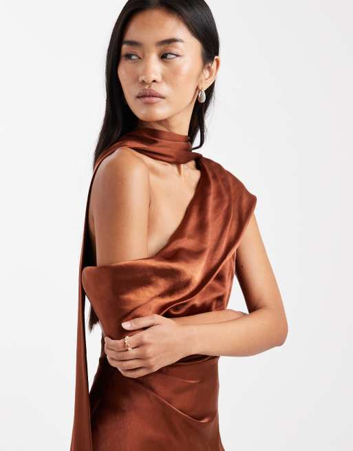 Six Stories – Bridesmaid – Satin-Maxikleid in Rostrot mit One-Shoulder-Träger und Schleifendetail, 4 von 4