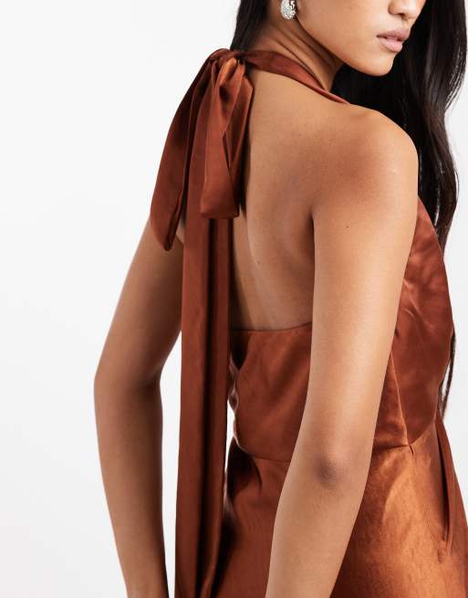 Six Stories – Bridesmaid – Satin-Maxikleid in Rostrot mit verdrehter Vorderseite, 3 von 4