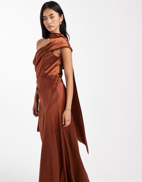 Six Stories Bridesmaid – Satynowa sukienka maxi na jedno ramię z kokardką w rdzawym kolorze - view 1