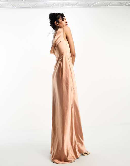Six Stories Bridesmaids – Brzoskwiniowa satynowa sukienka maxi z drapowanym dekoltem