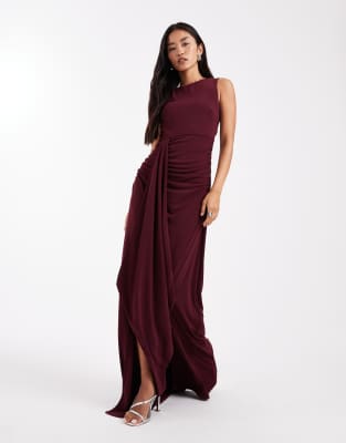 Six Stories - Bridesmaids - Hochgeschlossenes, ärmelloses Stretch-Maxikleid in Weinrot mit geraffter Vorderseite
