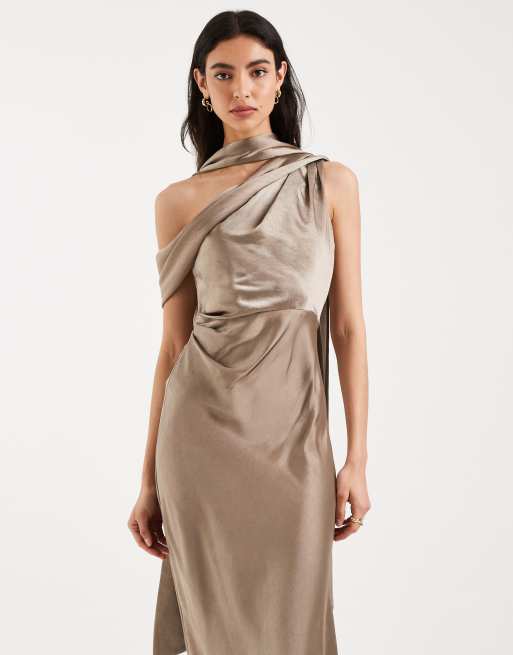 Six Stories – Bridesmaids – Satin-Maxikleid in Mokka mit One-Shoulder-Träger und Schaldetail, 4 von 4