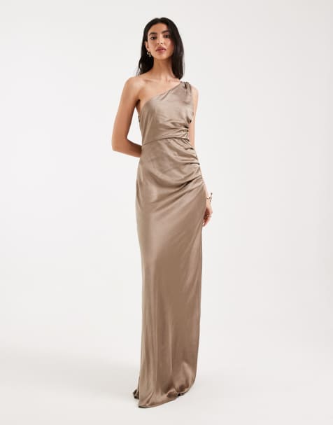 Six Stories – Bridesmaids – Satin-Maxikleid in Mokka mit Raffung und One-Shoulder-Träger - view 1