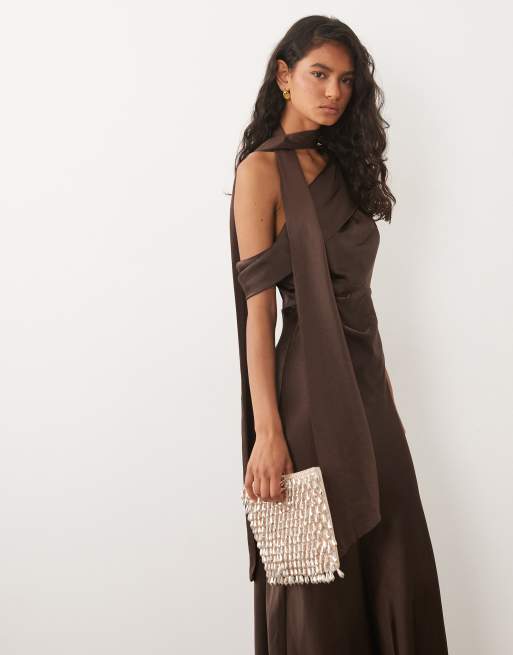 Six Stories - Brudepiger - Chokoladebrun oneshoulder-maxikjole med draperet detalje i satin, 2 af 4