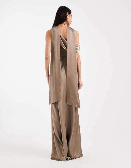Six Stories - Brudepiger - Mokkabrun oneshoulder-maxikjole med tørklædedetalje i satin, 2 af 4