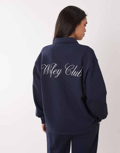 Six Stories - Bruidskleding - Co-ord set van sweater met 'Wifey Club'-print op de achterkant en polokraag en sweatpants in marineblauw - view 1