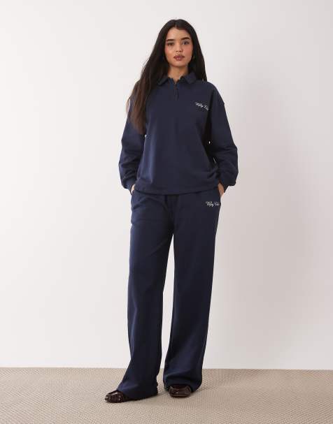 Six Stories - Bruidskleding - Co-ord set van sweater met 'Wifey Club'-print op de achterkant en polokraag en sweatpants in marineblauw - view 1