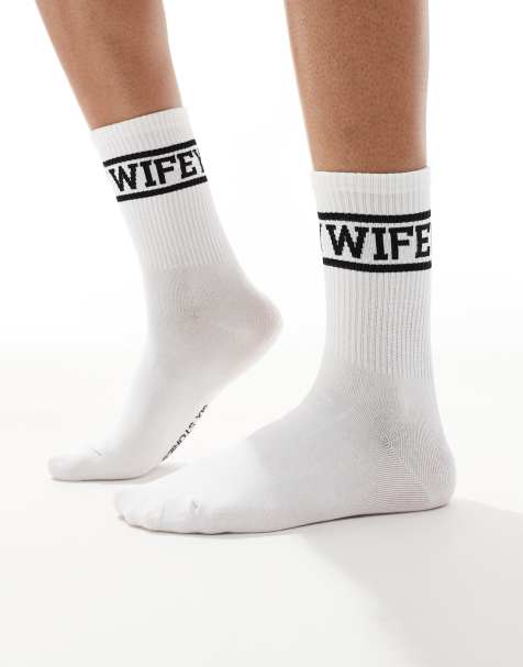 Six Stories - Chaussettes à inscription « Wifey » - Blanc et noir - view 1