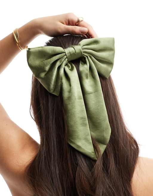 Six Stories - Fermaglio per capelli in raso verde muschio da damigelle d'onore, 3 di 4