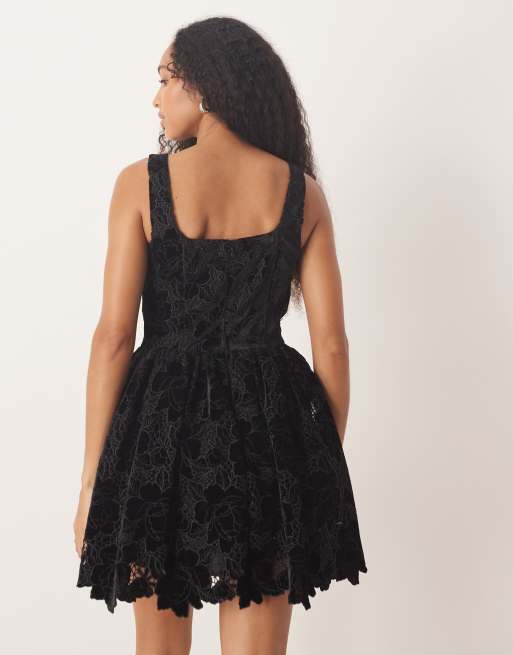 Six Stories – Fit and Flare – Samt-Minikleid in schwarzem Cutwork-Design mit Spitze und eckigem Ausschnitt, 3 von 4