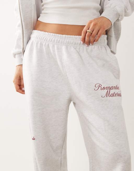 Six Stories - Joggers grises de pernera recta de punto con estampado "Romantic Material" (parte de un conjunto), 4 de 5