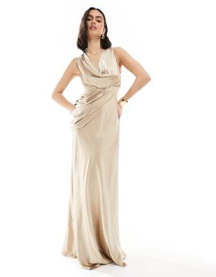 Six Stories - L'invitée - Robe longue en satin avec superposition froncée - Doré | ASOS