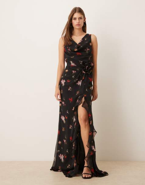 Six Stories - Maxi-jurk met gedrapeerde voorkant, bloemenprint en corsage in zwart - view 1