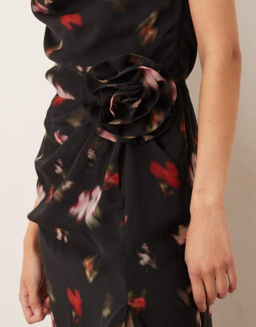 Six Stories – Maxikleid in Schwarz mit Blumenmuster, Wasserfallausschnitt vorne und Ansteckblume, 2 von 4