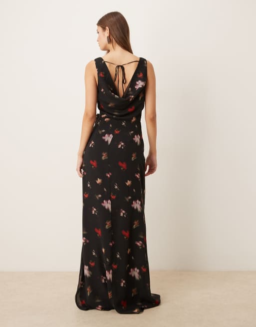 Six Stories – Maxikleid in Schwarz mit Blumenmuster, Wasserfallausschnitt vorne und Ansteckblume, 4 von 4