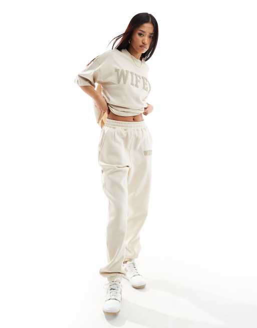 Six Stories - Pantalon de jogging molletonné d'ensemble à inscription Wifey - Champagne, 2 de 5