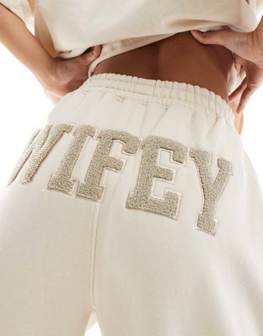 Six Stories - Pantalon de jogging molletonné d'ensemble à inscription Wifey - Champagne, 3 de 5