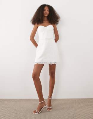 Six Stories - Robe bandeau courte de mariée en dentelle - Blanc