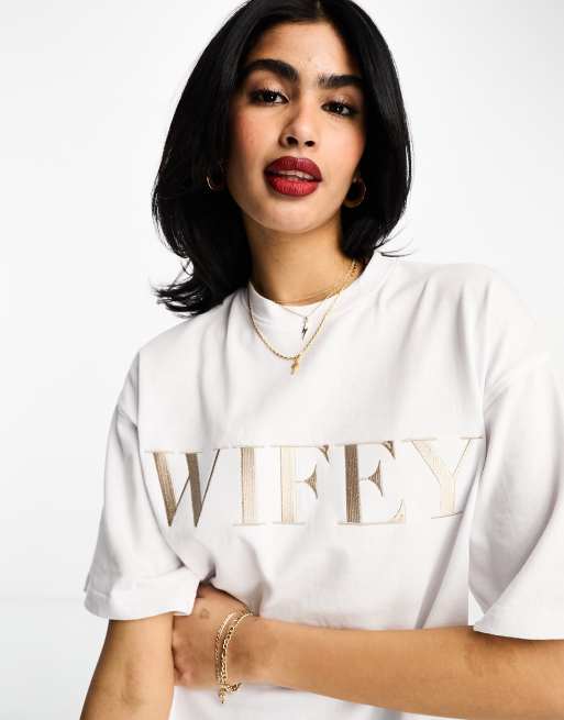 Six Stories - Statement T-shirt met 'Wifey'-print in wit