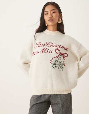 Six Stories - Strickpullover in Cremeweiß mit Rundhalsausschnitt und Mistelzweig- und „Last Christmas as a Miss"-Intarsi...