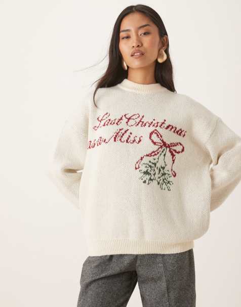Six Stories – Strickpullover in Cremeweiß mit Rundhalsausschnitt und Mistelzweig- und „Last Christmas as a Miss“-Intarsien - view 1