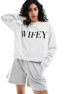 Six Stories - Sweatshirt in meliertem Grau mit markantem „WIFEY"-Schriftzug