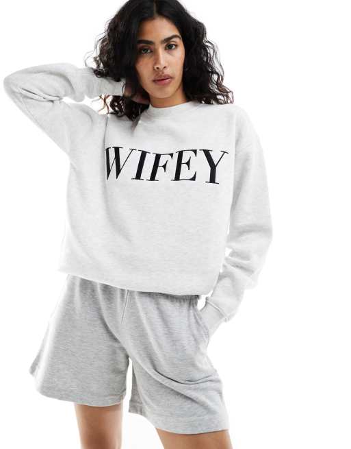 Six Stories – Sweatshirt in meliertem Grau mit markantem „WIFEY“-Schriftzug