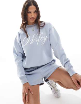 Six Stories - Sweatshirt in Something Blue mit „Wifey"-Print, Kombiteil-Blau