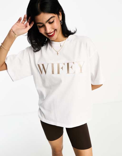 Six Stories - T-shirt appariscente bianca con stampa "Wifey", 2 di 4