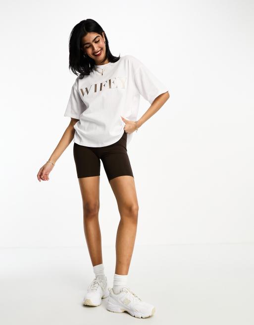 Six Stories - T-shirt appariscente bianca con stampa "Wifey", 4 di 4