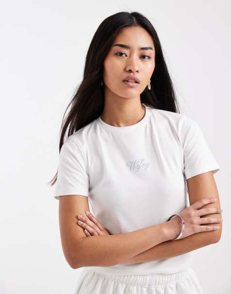 Six Stories - T-shirt effet rétréci à inscription « Wifey » bleue - Blanc - view 1