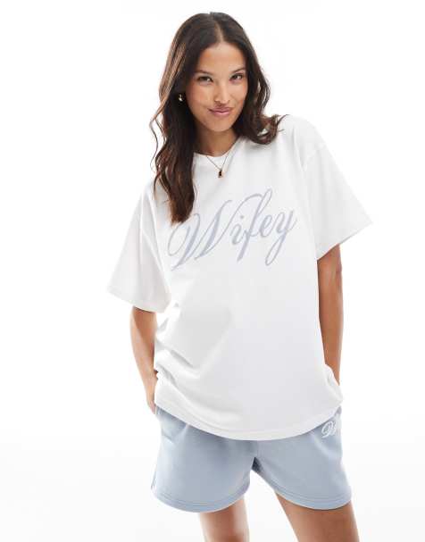 Six Stories – T-shirt w kolorze kości słoniowej z niebieskim napisem „Wifey“, część zestawu - view 1