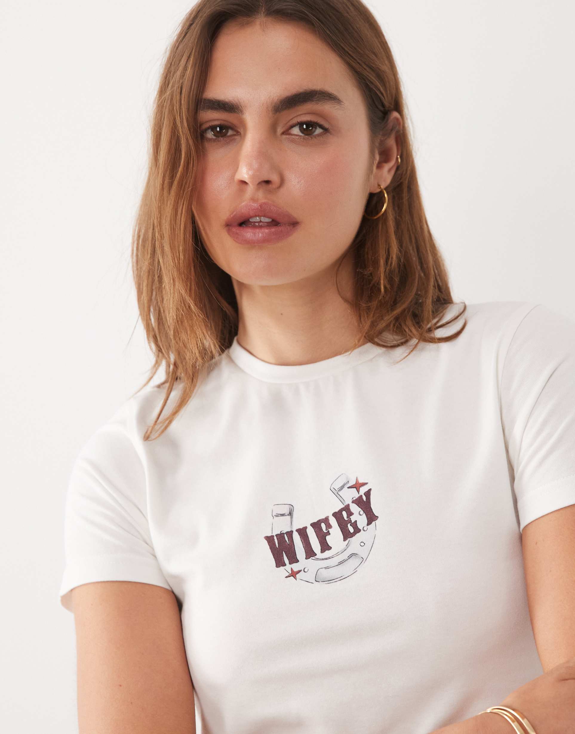 six stories wifey horse shoe baby tee in white